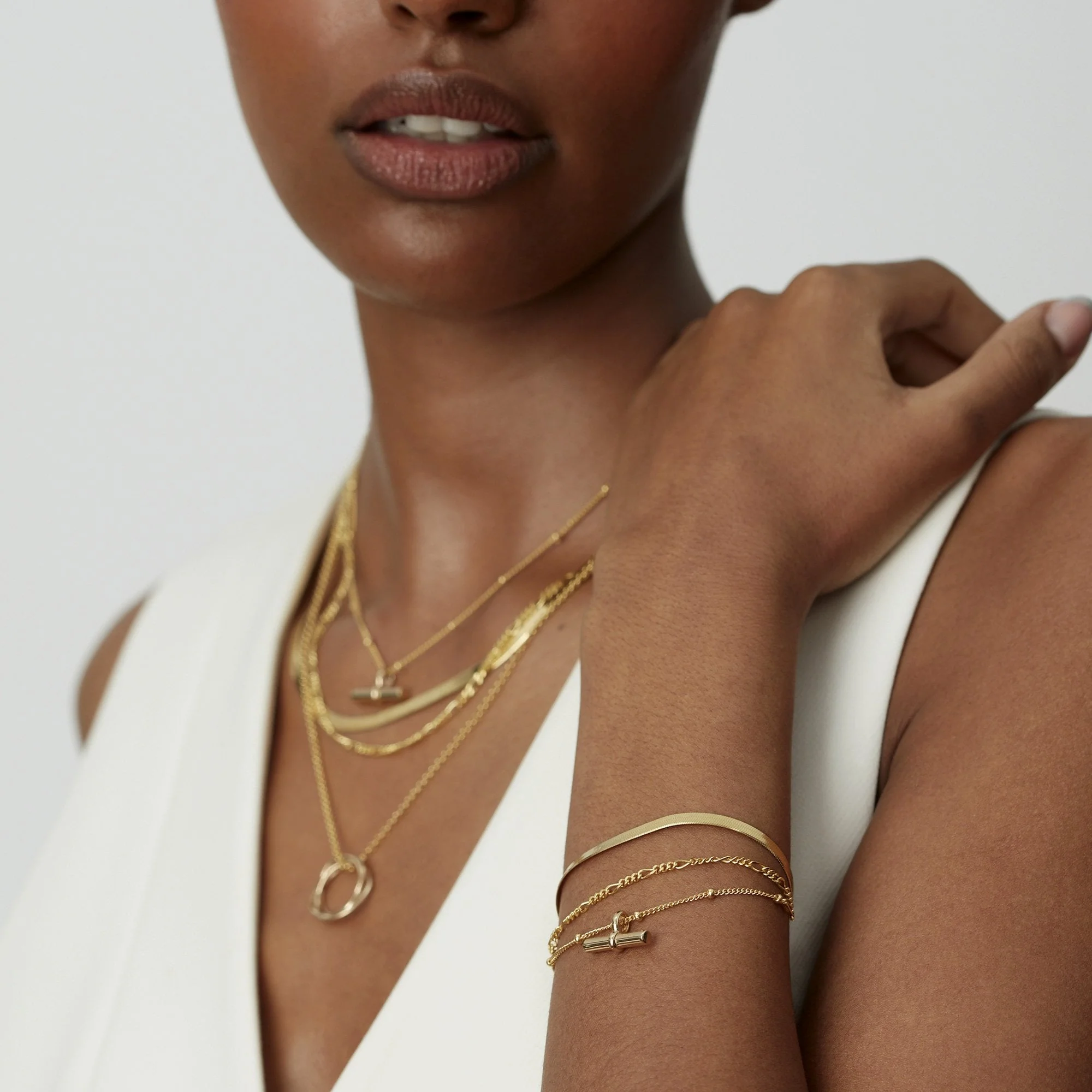 T-Bar Bracelet Gold - Image 2