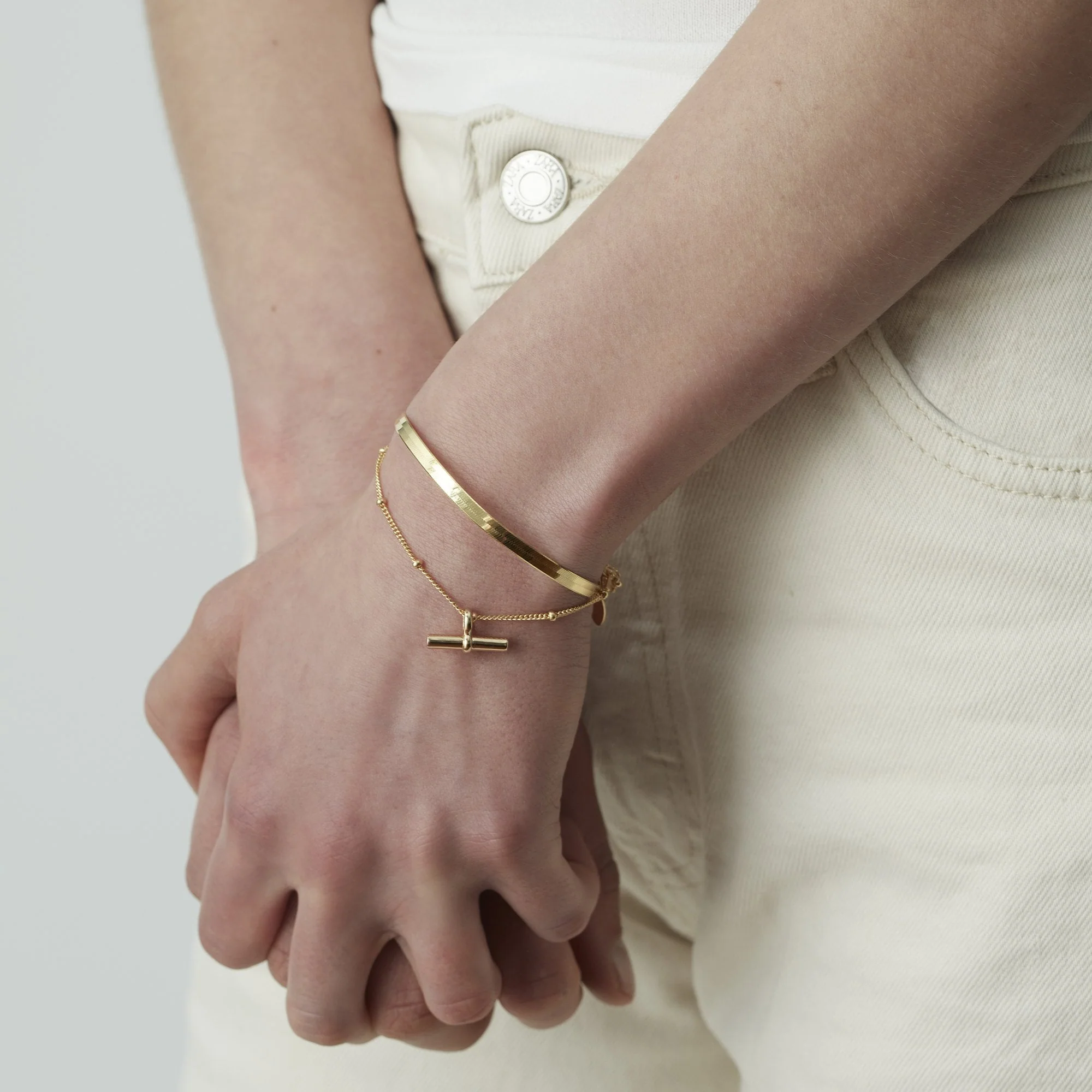 T-Bar Bracelet Gold - Image 3