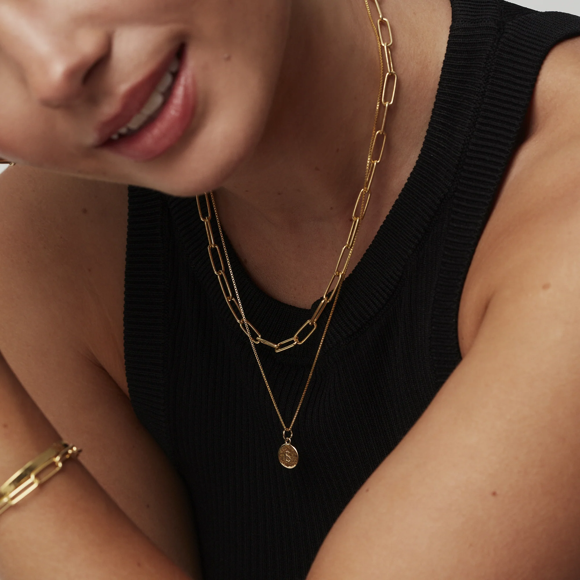 Initial Hammered Disc Curb Chain Necklace in Gold - Image 3