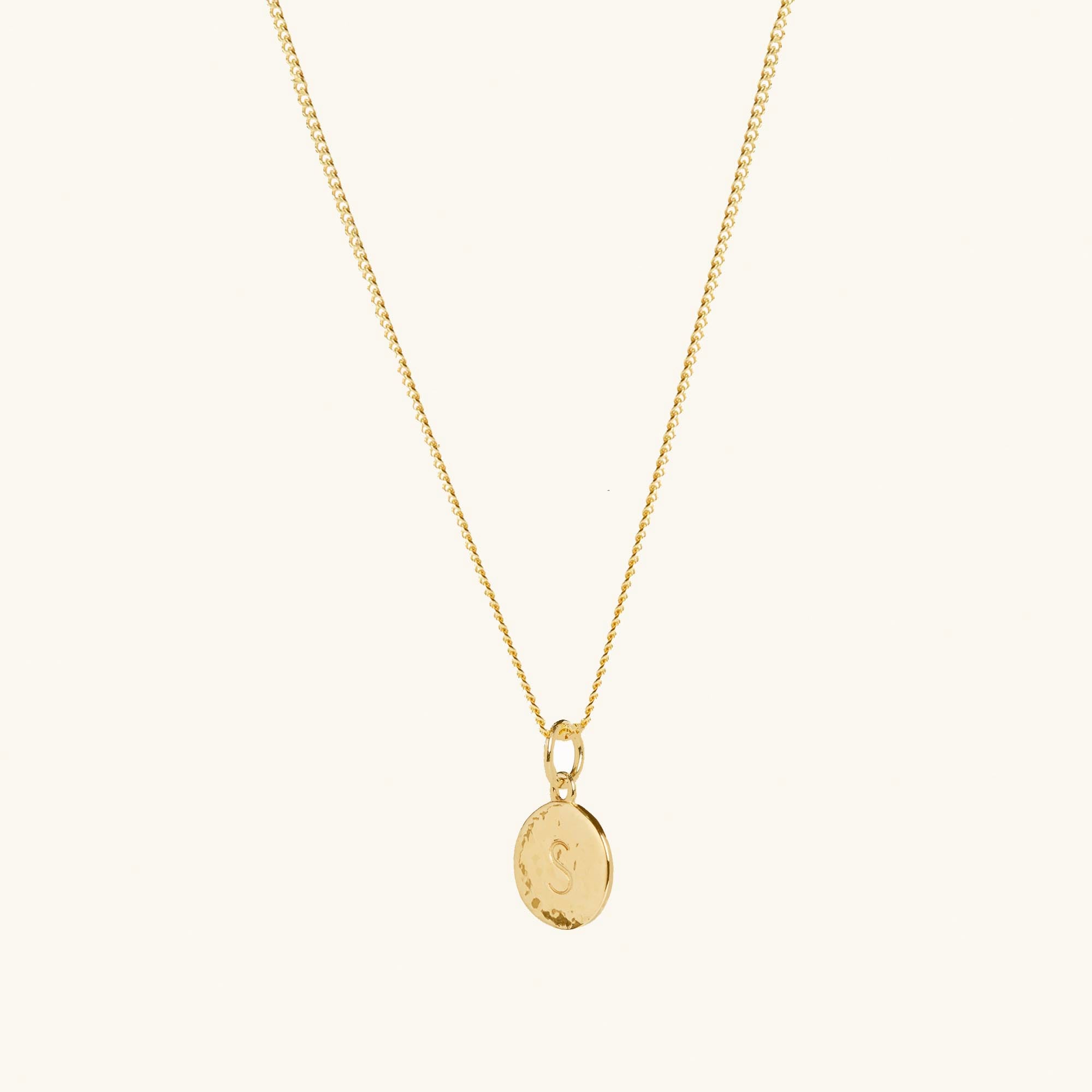 Initial Hammered Disc Curb Chain Necklace in Gold - Image 4