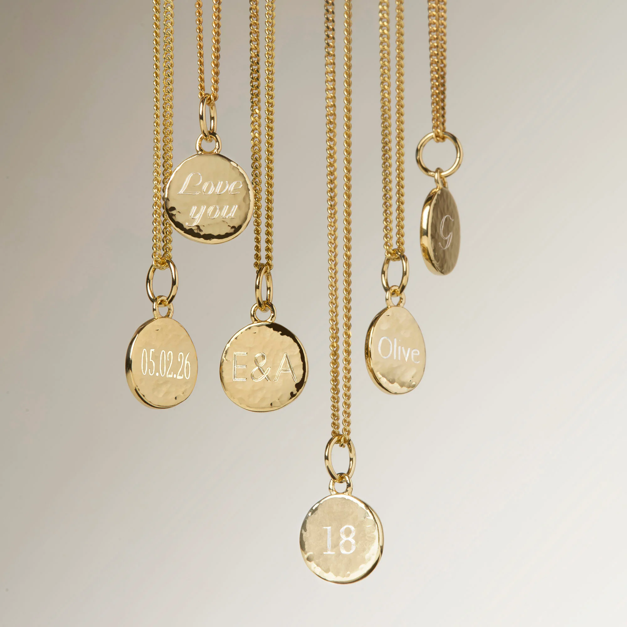 Initial Hammered Disc Curb Chain Necklace in Silver - Image 3