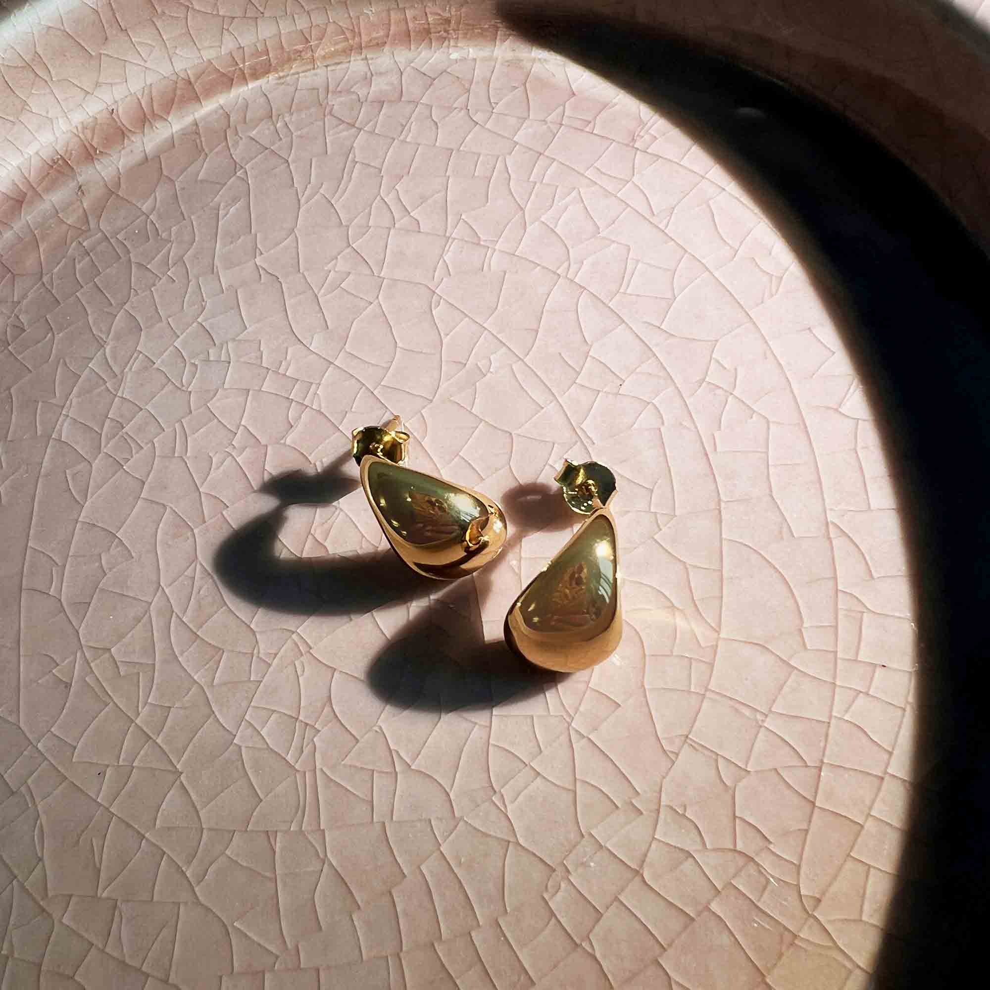 Tear drop statement studs gold - Image 3